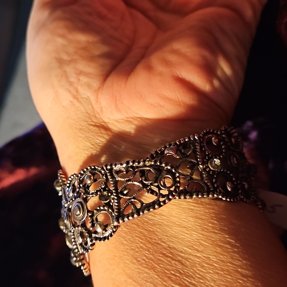 Cameo stone and rhinestone cuff bracelet - Picture 5 of 8